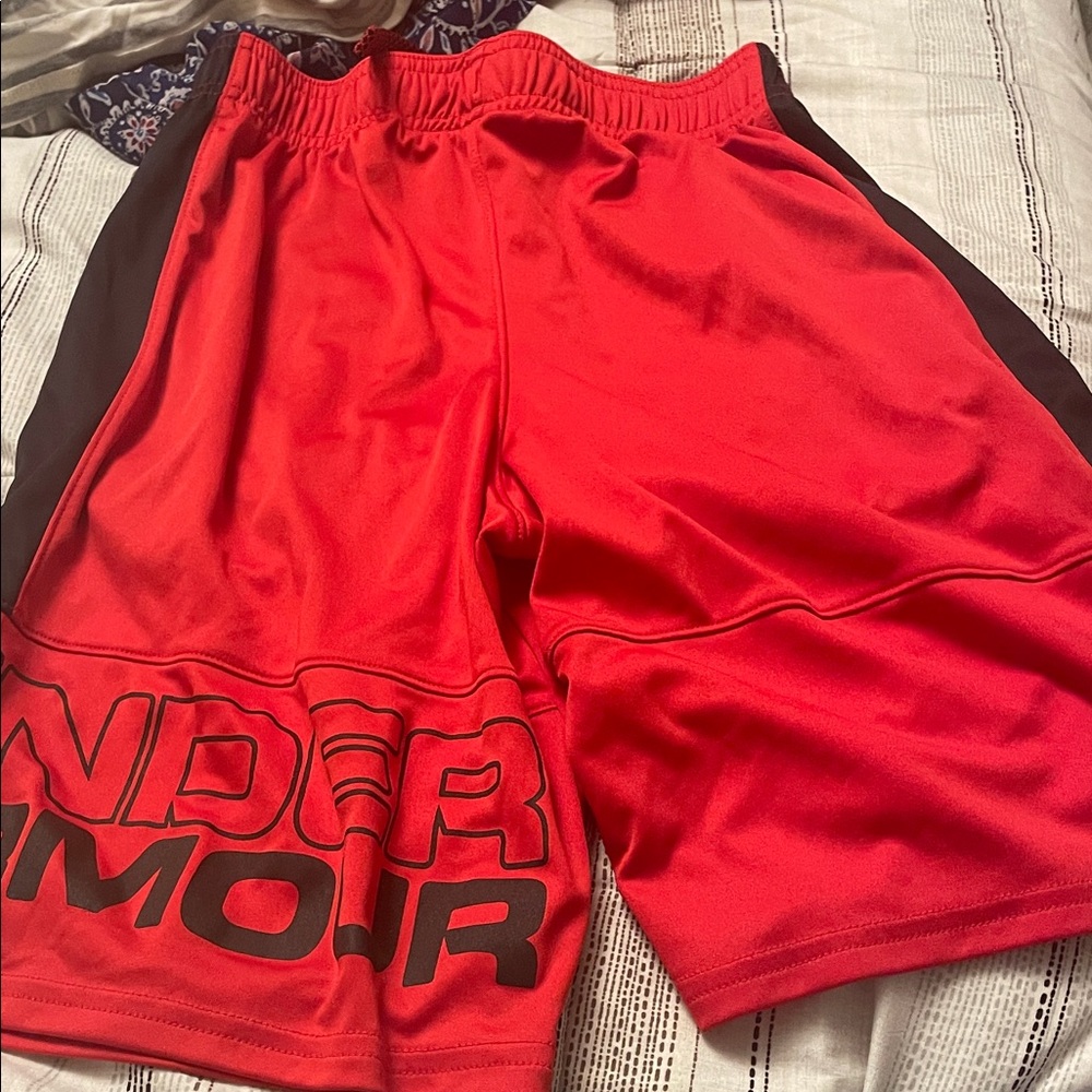 ❤️Under Armour boys Red and Black Athletic Shorts❤️